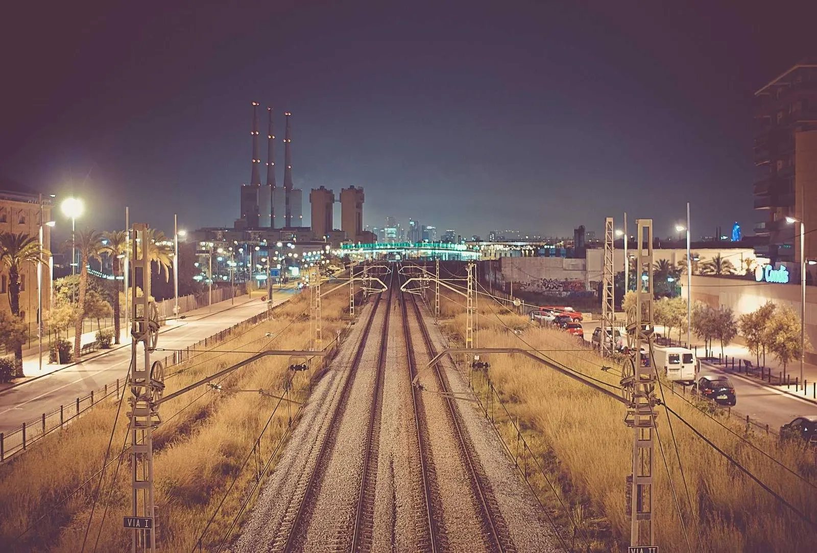 ایستگاه قطار در شب با ریل‌های متعدد؛ مدیریت چند محیط staging و production